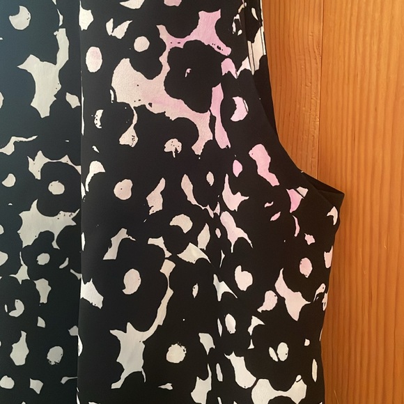 CAbi Dixon sleeveless blouse, size Large, black/white abstract floral,style 5353 - Picture 4 of 12
